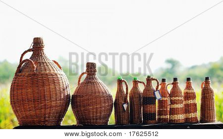 meubles de canne et bouteille avec bois décoration extérieure dans la nature