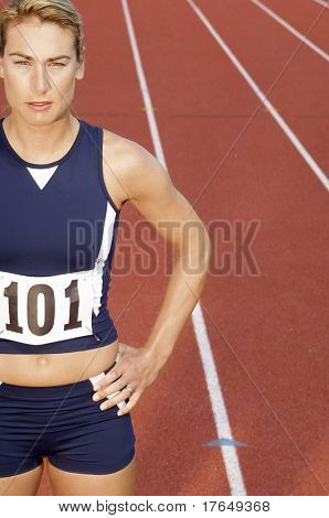 Sportlerin auf der Laufstrecke, halbe Länge