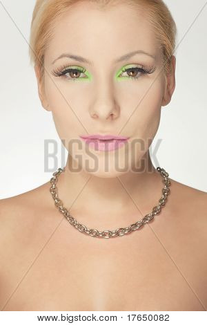 Krásná blondýnka, radostné barevný make-up