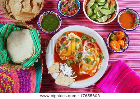 อาหารเช้าไข่ ranchero เม็กซิกัน มีพริกและ nachos รสชาติเม็กซิโก