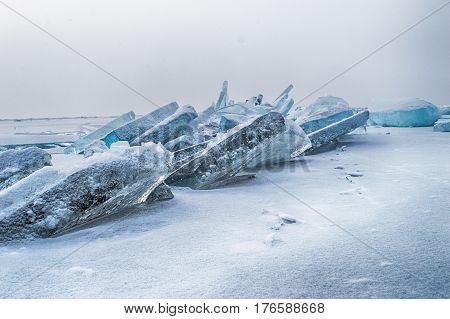 Extremal cracks on Ice of winter Lake Baikal