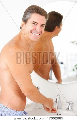 Schöner Mann im Bad waschen. Hugiene.