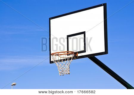 bir basketbol halka güneşli mavi gökyüzü üzerinde
