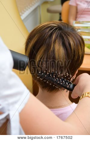 Hair-Stylist arbeiten auf einem Client