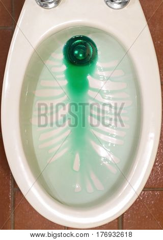 clean toilets and bidet without scratching with anti-lime products