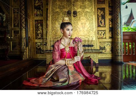 Women dressed in traditional Thai dress. According to her concept in the literature of ancient Thailand.