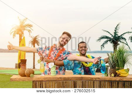 Show Bartenders Outdors, Juggling Bottles And Shaker, Bartender Job On The Beach