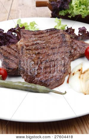 肉料理: ステーキのローストねぎと赤に緑レタス サラダ唐辛子、骨なし