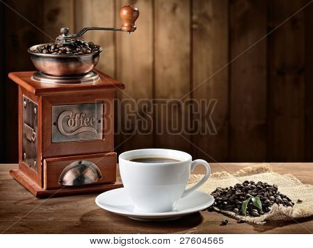 Kaffeebohnen und alte Kaffeemühle