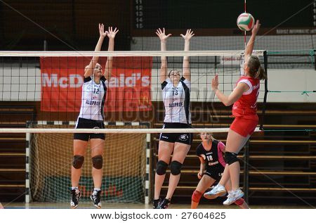 KAPOSVAR, Ungarn - NOVEMBER 25: Zsanett Pinter (R) i aktion på det ungarske mesterskab volleyba