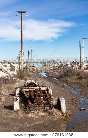 Old Car Corroded By The Waters Of Lake Epecuen. Destruction Of The House Due To Floods. Inhabitable 