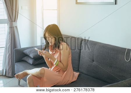 Wife Reconcile Send Text Message And Using Mobilephone To Her Husband At The Living Room,negative At