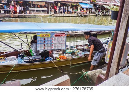 Samutsongkhram/thailand - 16 September 2017 : Unacquainted Thai People Selling Local Food On The Boa