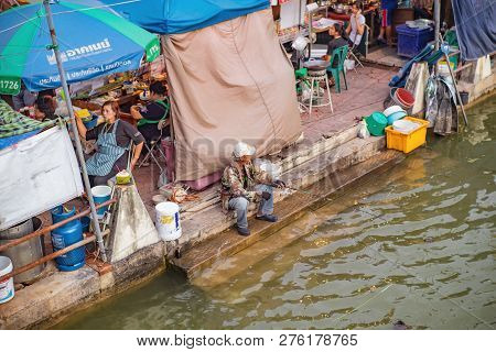 Samutsongkhram/thailand - 16 September 2017 :unacquainte Thai People Fishing On The River In Amphawa