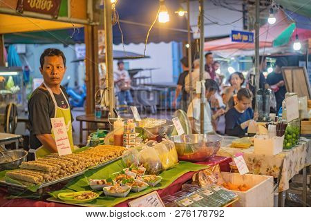 Samutsongkhram/thailand - 16 September 2017 :unacquainte Thai People Selling Thai Street Food In Amp