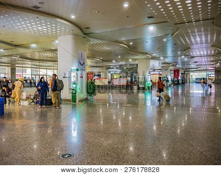 Changsha/china - 13 October 2018:unacquainted Chinese People And Tourists Com To Transit In Changsha