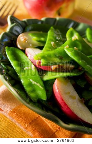 Snow Pea und Apple wokken Salat