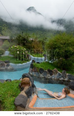 Ung kvinde i termisk bad, Highland sparesort