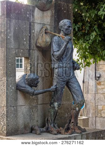 Stone And Bronze Monument To The Emigrant (estatua Emigrante) By Fernando Garcia Branco (1997) - Neg