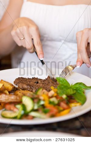 Kobieta jedzenie w restauracji