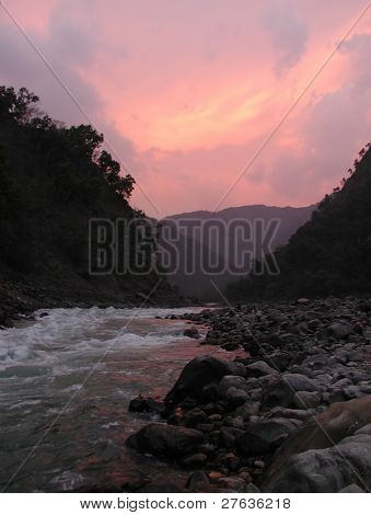 Fiume Gange al tramonto in India