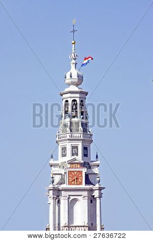 在荷兰阿姆斯特丹的荷兰国旗 Zuiderkerk