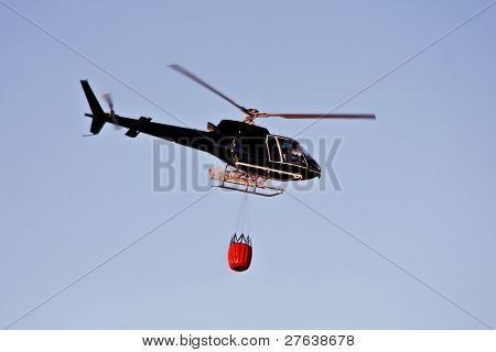 Palo taistelevat helikopteri waterbag matkalla metsäpalojen torjumiseksi