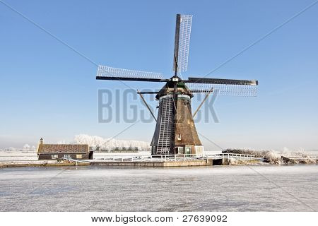 Moulin à vent de 1803 en hiver aux pays-bas