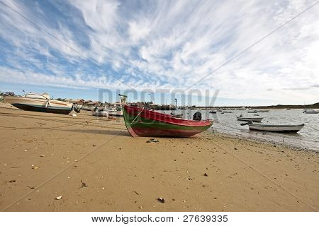 Alvor Portekiz'den sahilde Fisherboats