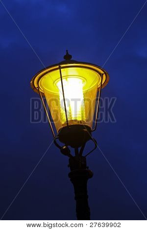 Streetlantern contra un cielo nocturno