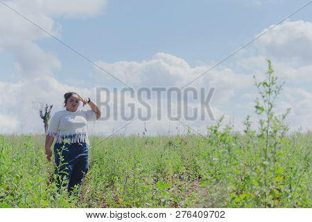 The Girl Is Traveling In The Grass Field Desho Grass