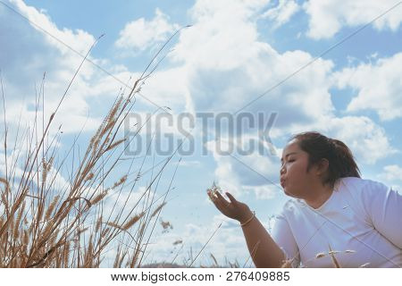 The Girl Is Traveling In The Grass Field Desho Grass