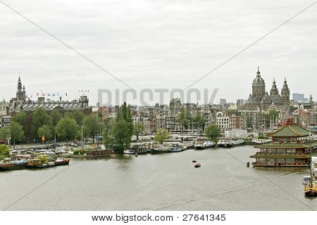 klassische Amsterdam Blick auf den Hafen von Amsterdam in den Niederlanden