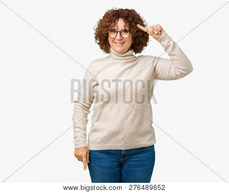 Beautiful middle ager senior woman wearing turtleneck sweater and glasses over isolated background Smiling pointing to head with one finger, great idea or thought, good memory