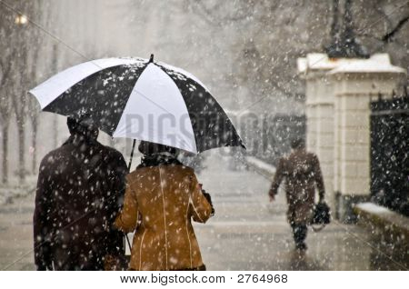 Pár vesz egy romantikus séta a hóban