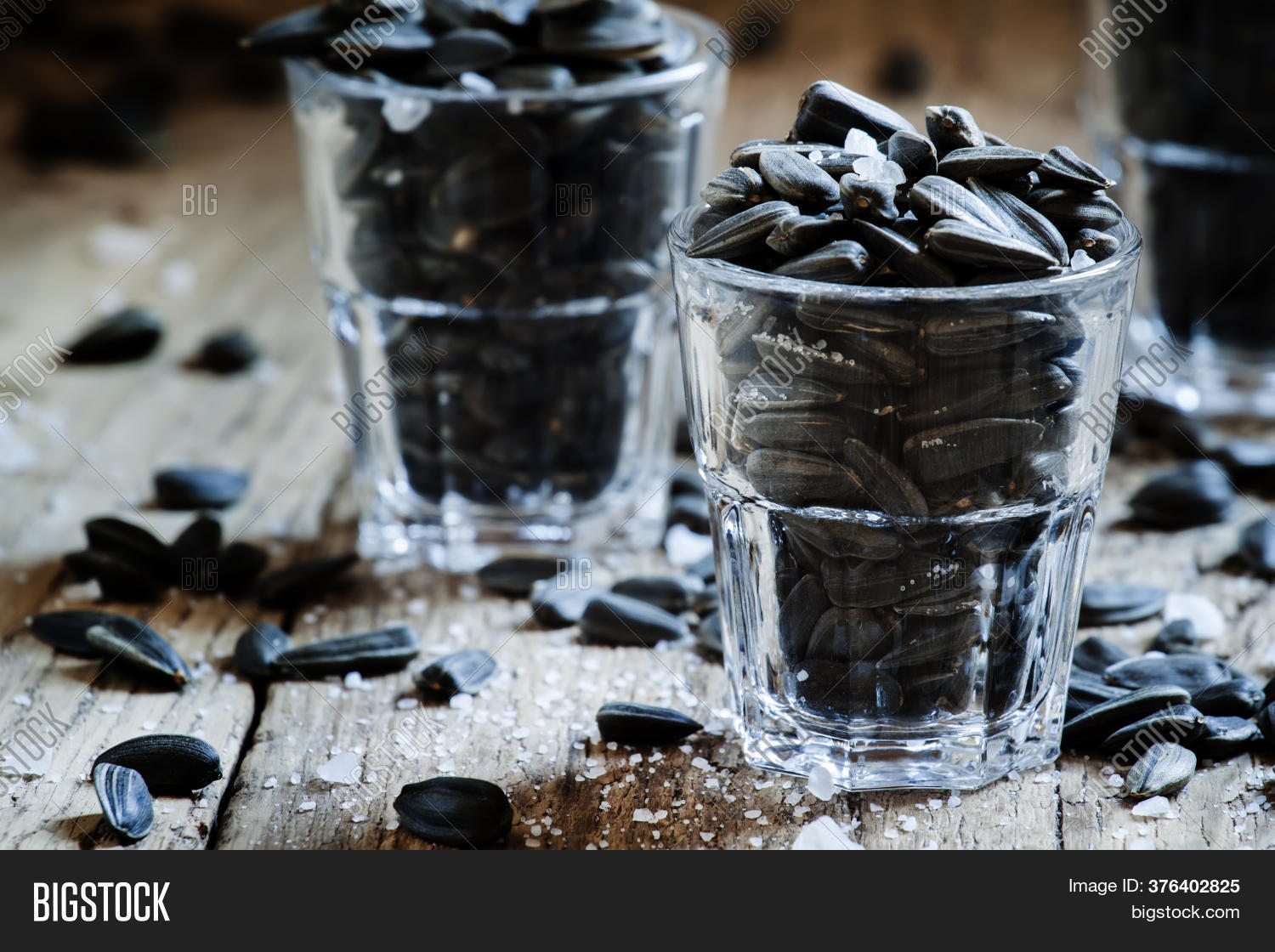 Горсть семечек. Бабушка продает семечки. Стаканчики для семечек. Стакан с семечками. Стаканчик семечек.