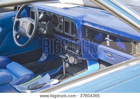 1980 Modrý Ford Mustang interiér