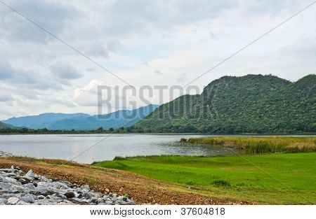 Bela paisagem da barragem de Srinakarin