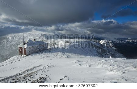 Chalet på bjerg i vinteren