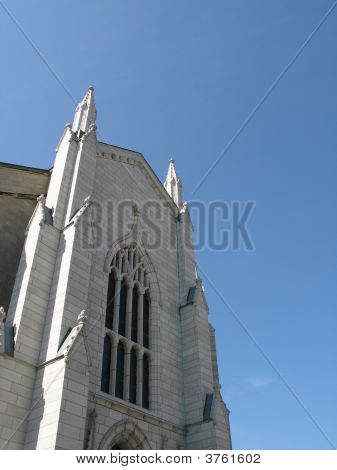 Gamla vita klassiska kyrka med blå himmel