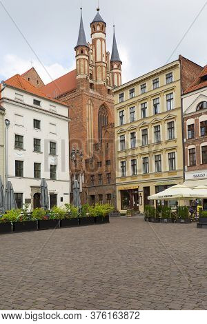 Torun, Poland - June 27, 2020: Old Town Sguare, Historic Colorful Tenements And Church Of The Blesse