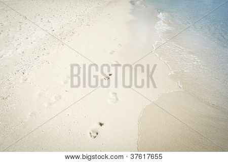 필리핀 보라 카이 비치 모래에 발자국