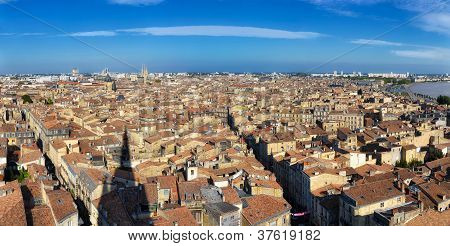 Panorama města Bordeaux z věže St Michel