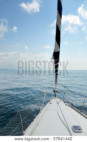 Prua di una barca a vela