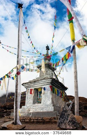 Stúpa a buddhistické modlitební praporky v Langtang Himal - Nepál