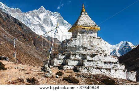 buddhalainen stupa mount Lhotse - tapa everest base camp
