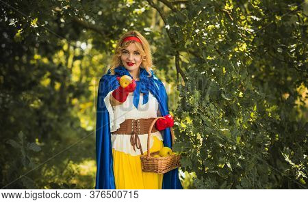 Halloween Party, Ideas For Girls, Costume Snowwhite Girl, Cosplay For Fairy Tale Heroes