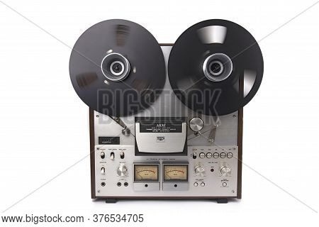 Wetzlar, Germany - Mai 1, 2020: Akai Gx 630d Reel To Reel Audio Tape Recorder. Made In: Japan From 1