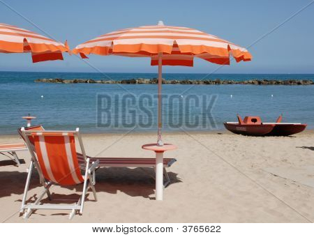 Czerwony parasol z łodzi