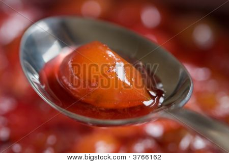 Lähikuva lusikka luumu-Confiture